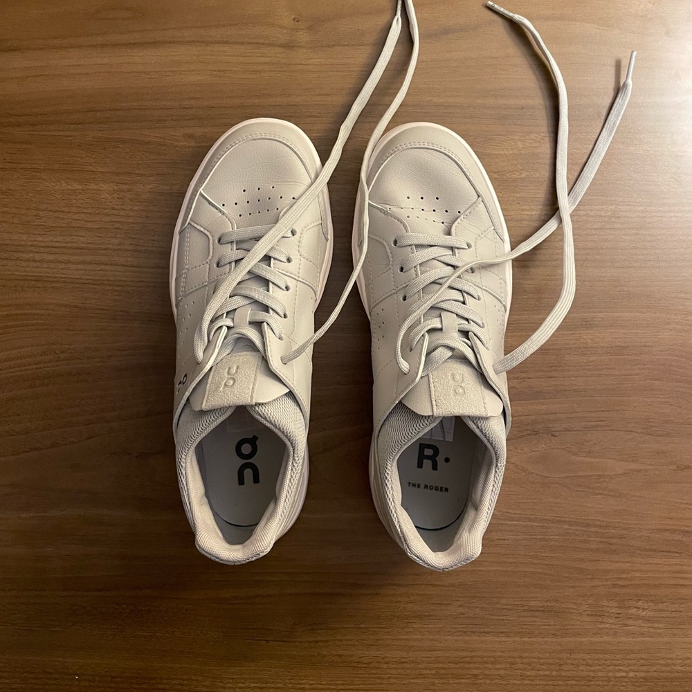 The roger on cloud sneakers